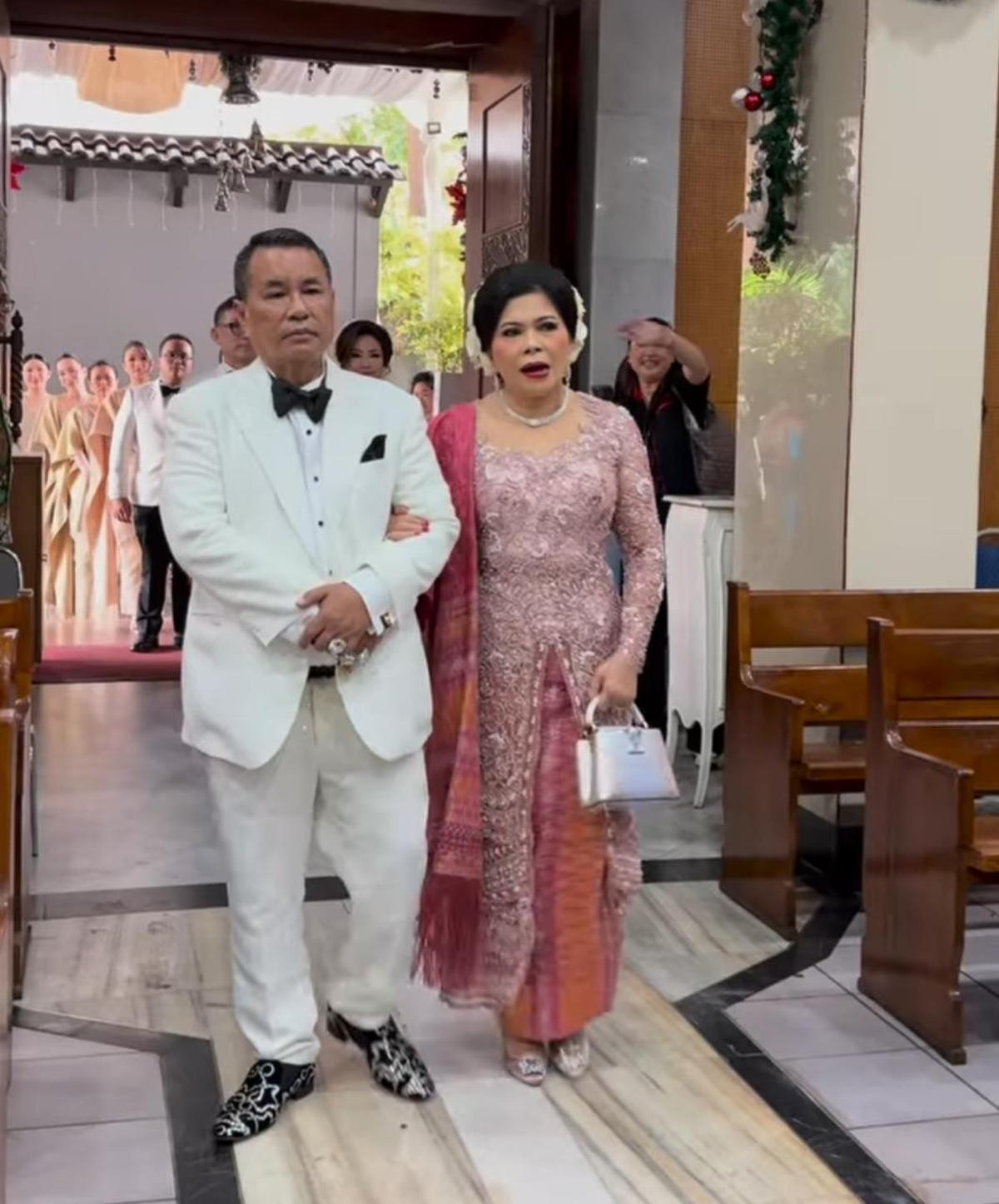 7 Potret Suasana Haru di Pernikahan Frank Hutapea, Hotman Paris Tampil Melow di Momen Sakral