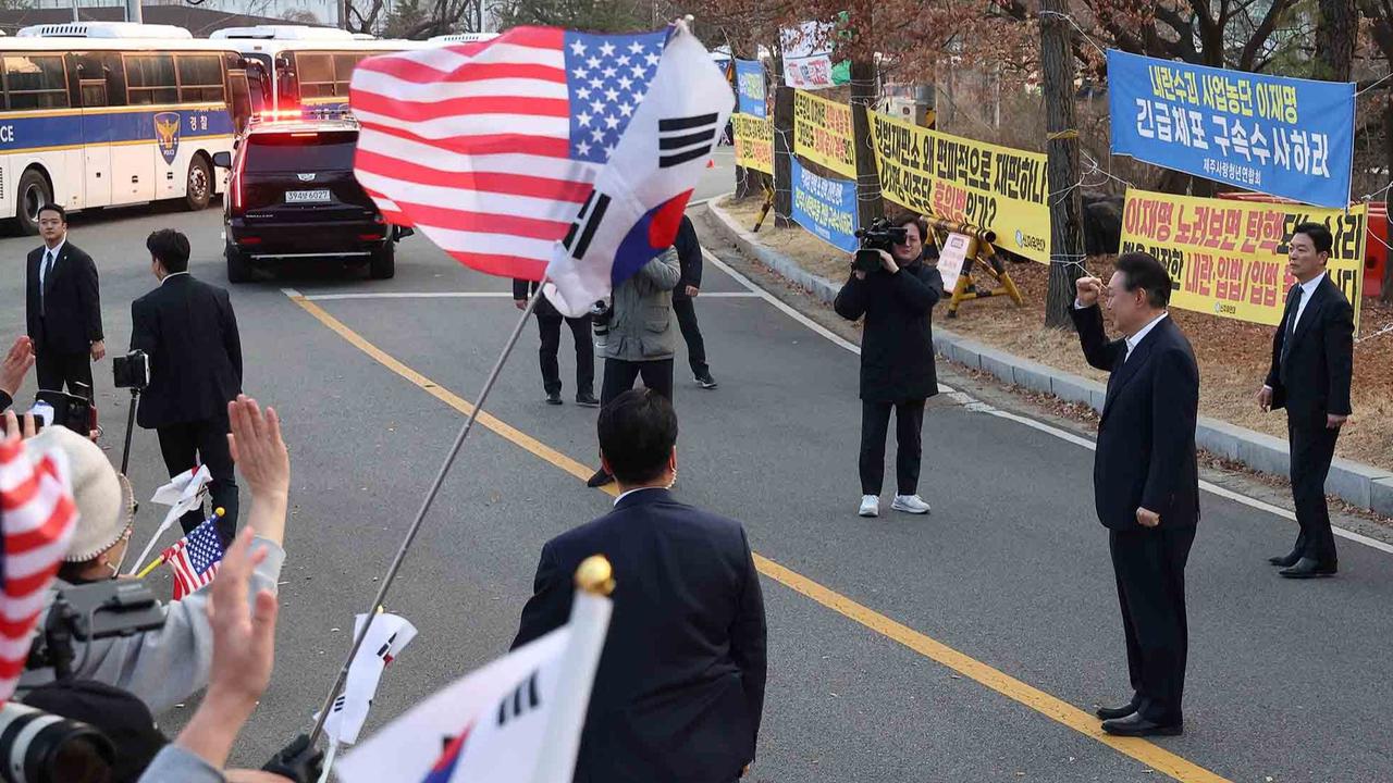FOTO: Presiden Korsel Yoon Suk Yeol Dibebaskan Usai 52 Hari Ditahan