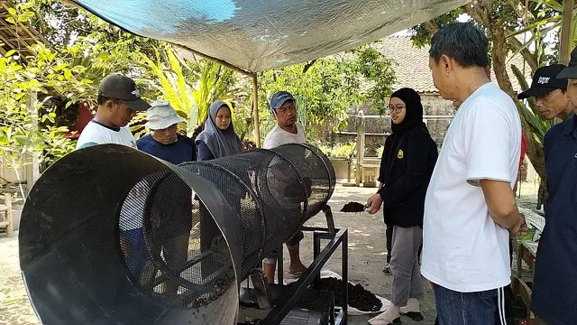 Pemisan kompost dan cacing merah menggunakan earthworm separator (Istimewa)