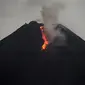 Gunung Merapi mengeluarkan lava pijar yang teramati dari Yogyakarta (7/1/2021). Pusat Vulkanologi Mitigasi dan Bencana Geologi (PVMBG) Badan Geologi Kementerian ESDM mencatat sebanyak 19 kali guguran lava pijar dari Gunung Merapi di daerah istimewa Yogyakarta dan Jawa Tengah. (AFP/Agung Supriyanto)