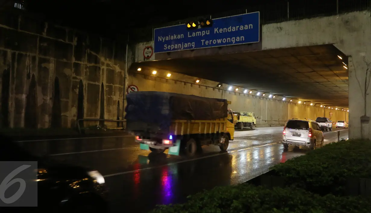 Sejumlah kendaraan melintasi ruas Tol JORR tepatnya di terowongan Pasar Rebo, Jakarta, Senin (29/2) malam. Kemacetan panjang terjadi sepanjang 15 kilometer arah ke Kampung Rambutan akibat jalan yang kembali berlubang. (Liputan6.com/Herman Zakharia)