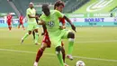 Pemain Bayern Munchen, Alvaro Odriozola, berebut bola dengan pemain Wolfsburg, Jerome Roussillon, pada laga Bundesliga di Volkswagen Arena, Sabtu (27/6/2020). Bayern menang dengan skor 4-0. (AP/Kai Pfaffenbach)