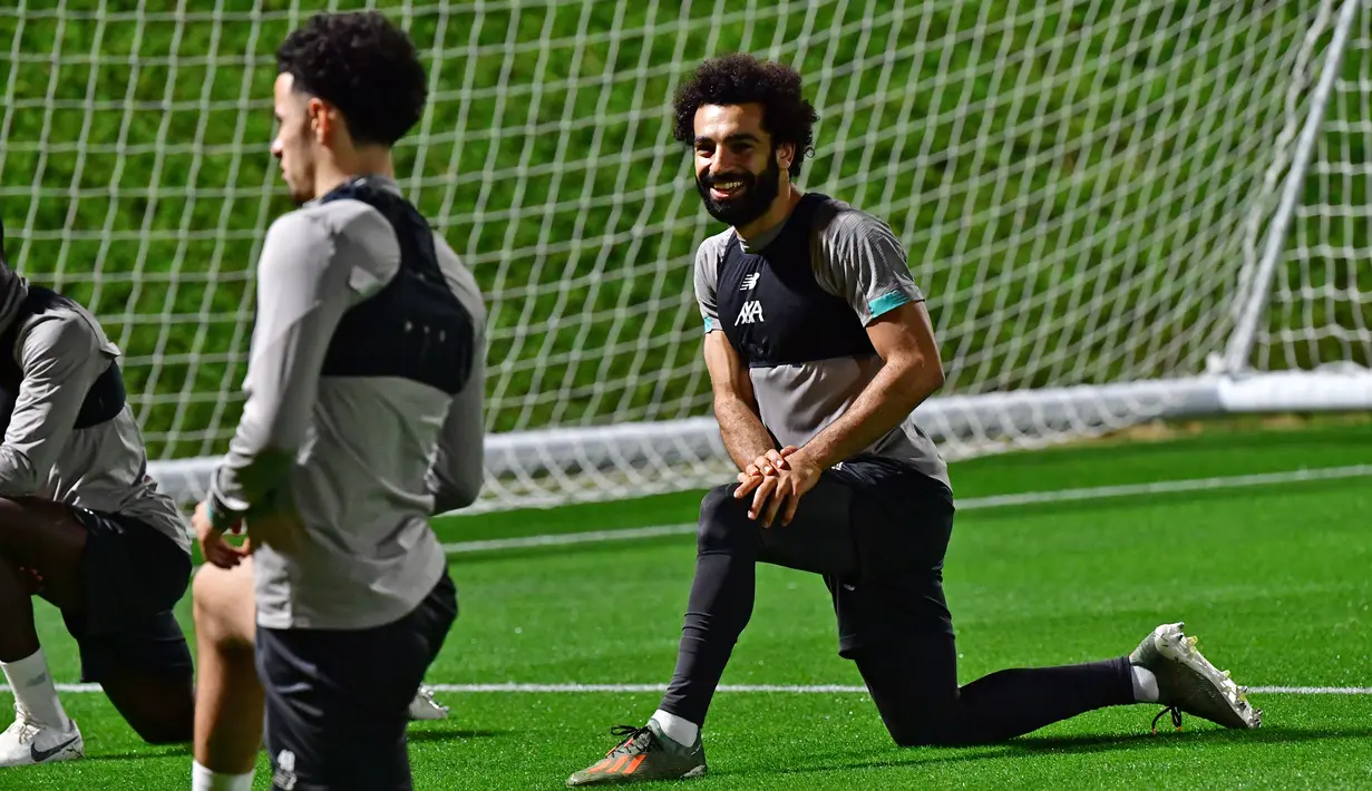 Pemain Liverpool Mohamed Salah (kanan) dan Curtis Jones berlatih jelang menghadapi Monterrey pada babak semifinal Piala Dunia Antarklub di Qatar University Stadium, Doha, Senin (16/12/2019). Liverpool akan menghadapi Monterrey pada 18 Desember 2019. (Giuseppe CACACE/AFP)