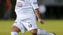 Mantan Penyerang Argentina, Diego Armando Maradona mencoba mengontrol bola pada laga amal untuk Perdamaian di Techo stadion, Bogota, Kolumbia (10/42015). (REUTERS/John Vizcaino)