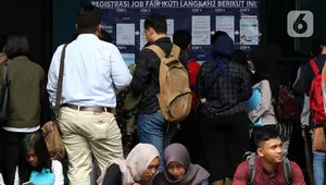 Pencari kerja mencari informasi lowongan pekerjaan saat acara Job Fair di kawasan Jakarta, Rabu (27/11/2019). Job Fair tersebut digelar dengan menawarkan lowongan berbagai sektor untuk mengurangi angka pengangguran. (Liputan6.com/Johan Tallo)