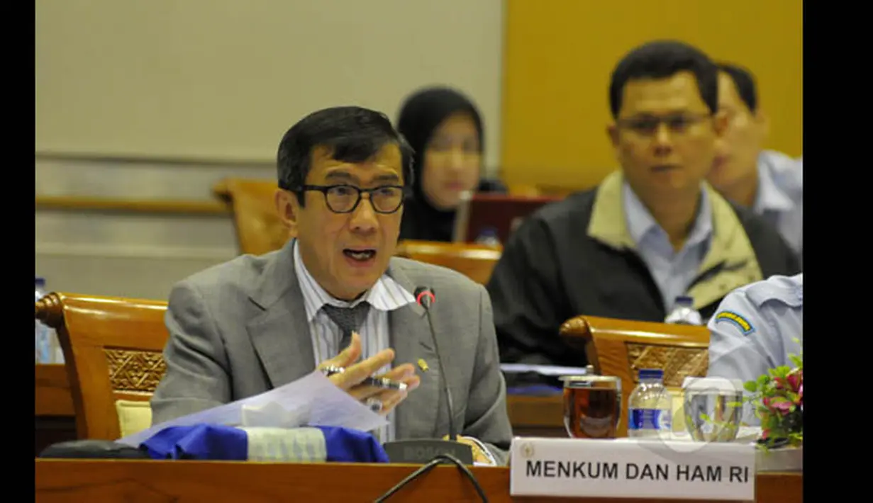 Menteri Hukum dan HAM Yasonna H Laoly menghadiri rapat kerja dengan Komisi III DPR, di Ruang Rapat Komisi III, Gedung Nusantara II, Kompleks Parlemen Senayan, Jakarta, Rabu (21/01/2105). (Liputan6.com/Andrian M Tunay)
