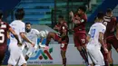 Cak Sodiq melepaskan tendangan melengkung ke tiang jauh dan tak sanggup dihadang pagar betis dan juga penjaga gawang Borneo FC. (Bola.com/Bagaskara Lazuardi)