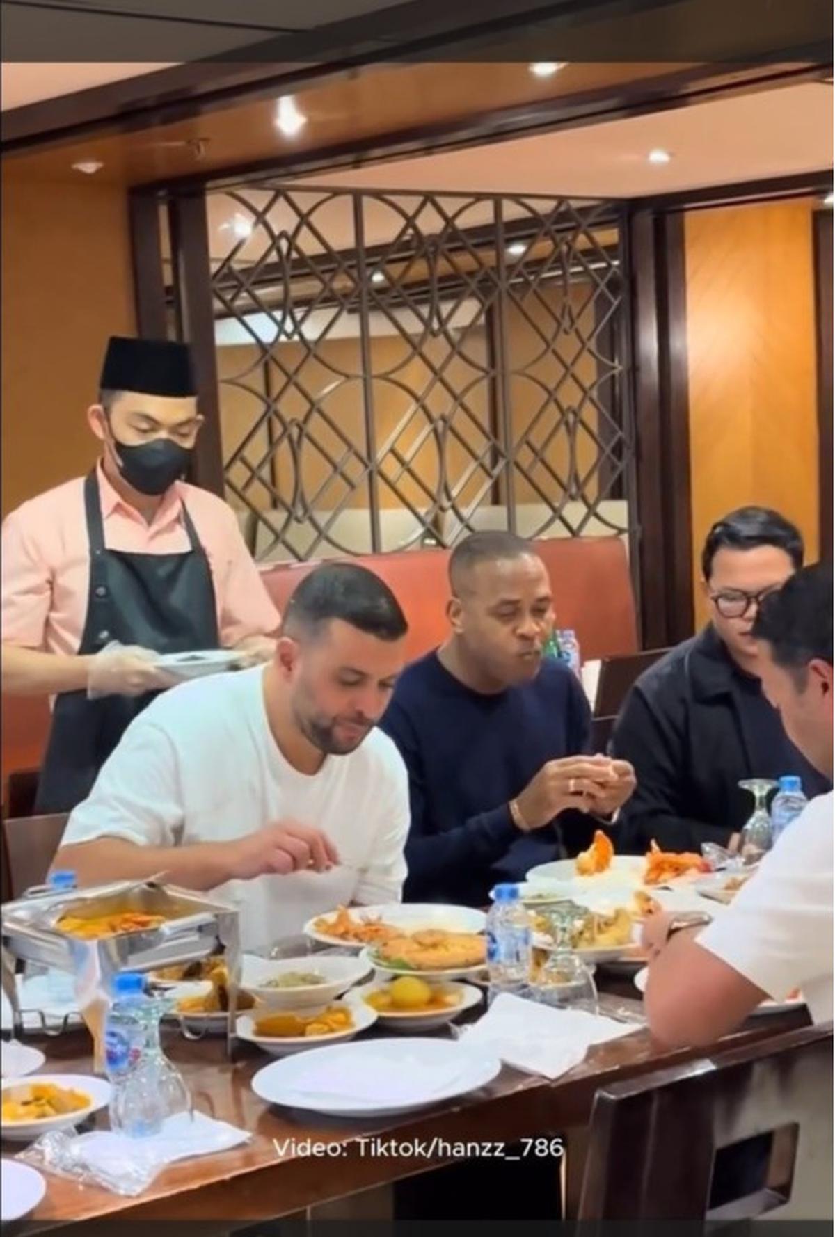 Patrick Kluivert Makan Nasi Padang