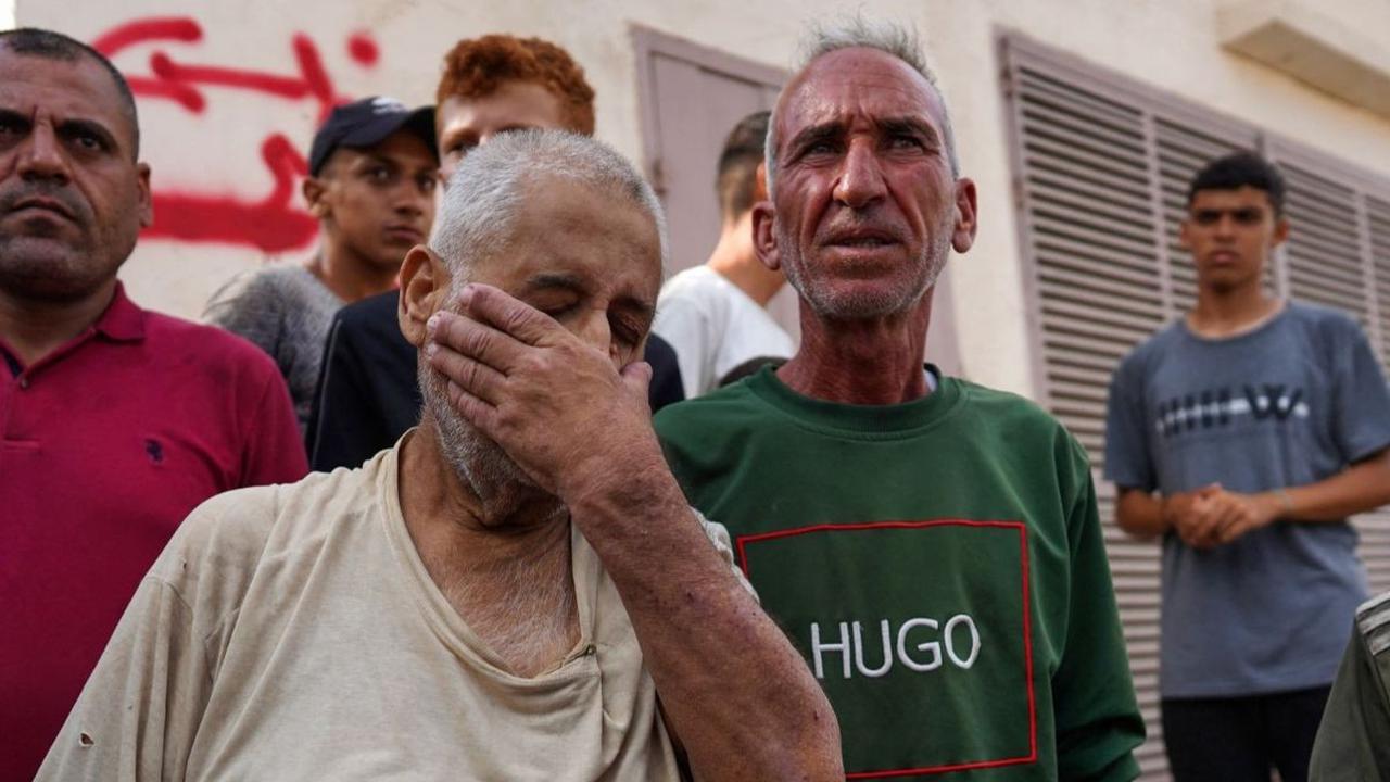 Seorang pria Palestina yang ditahan oleh pasukan Israel menangis setelah dibebaskan. Mereka sedang  berada di Rumah Sakit Martir Al-Aqsa di Deir al-Balah di Jalur Gaza tengah untuk menjalani pemeriksaan kesehatan. Foto: Bashar TALEB / AFP
