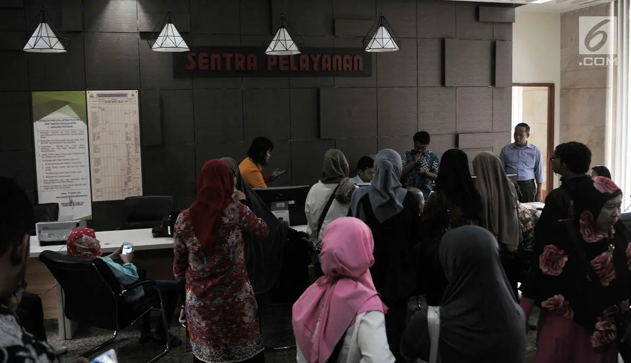Calon jemaah biro perjalanan umrah dan haji Abu Tours datang melapor ke Bareskrim Polri, Jakarta, Kamis (12/4). Para korban mayoritas telah melunasi kewajiban pembayaran serta asuransi sebesar Rp 19,5 juta per orang. (Merdeka.com/Iqbal S. Nugroho)