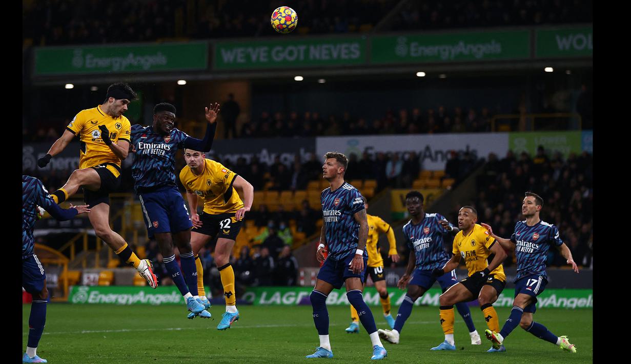Dua menit berselang Wolverhampton berhasil membobol gawang Arsenal lewat sundulan Raul Jimenez. Namun, gol tersebut dianulir usai Jimenez terjebak perangkap offside. (AFP/Adrian Dennis)