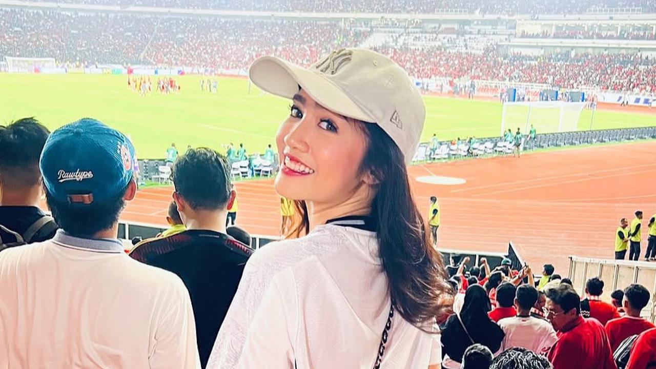 3 Pesona Febby Rastanty Nonton Timnas Indonesia di SUGBK, Tampil Sporty Kenakan Jersey