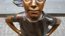 Patung Fearless Girl (Gadis tak kenal takut) terlihat di lokasi barunya di depan bursa efek New York, Selasa (11/12). Kini patung perunggu yang sempat menimbulkan kontroversi itu mendapatkan rumah baru yang lebih permanen. (AP/Mark Lennihan)