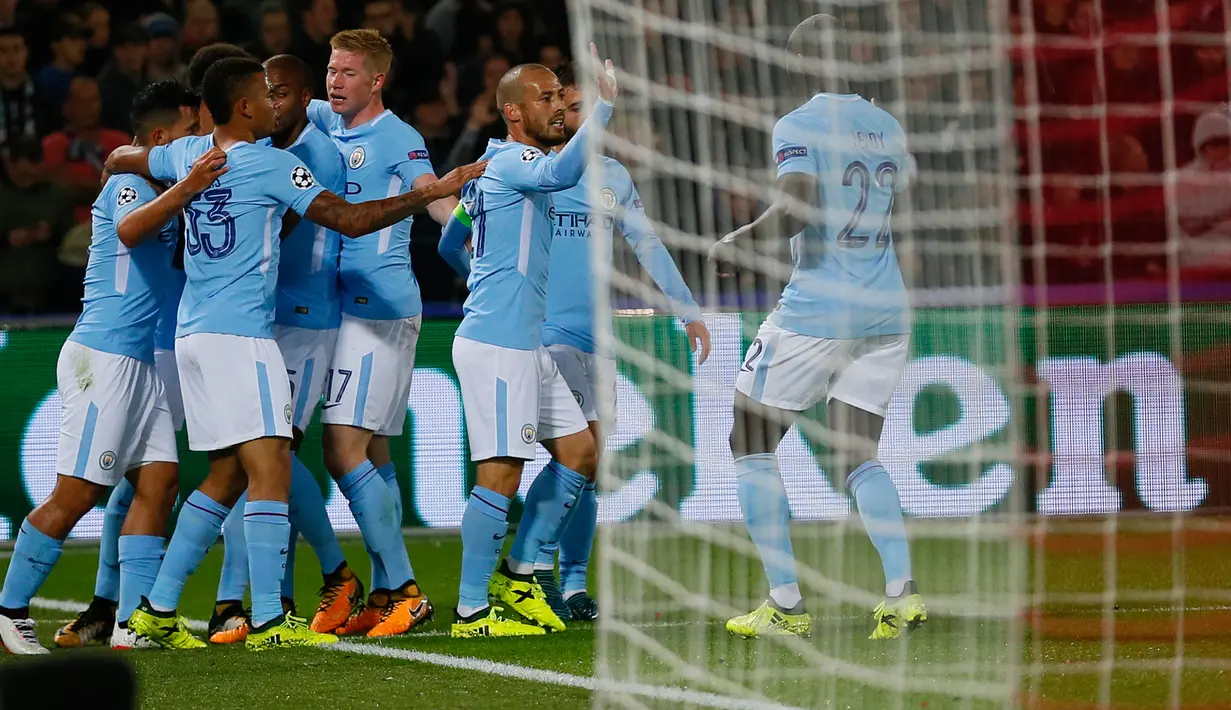Pemain Manchester City merayakan kememangan setelah mencetak gol ke gawang Feyenoord dalam laga perdana babak penyisihan Grup F Liga Champions di De Kuip, Rabu (13/9). Manchester City menaklukkan Feyenoord 4-0. (AP Photo/Peter Dejong)