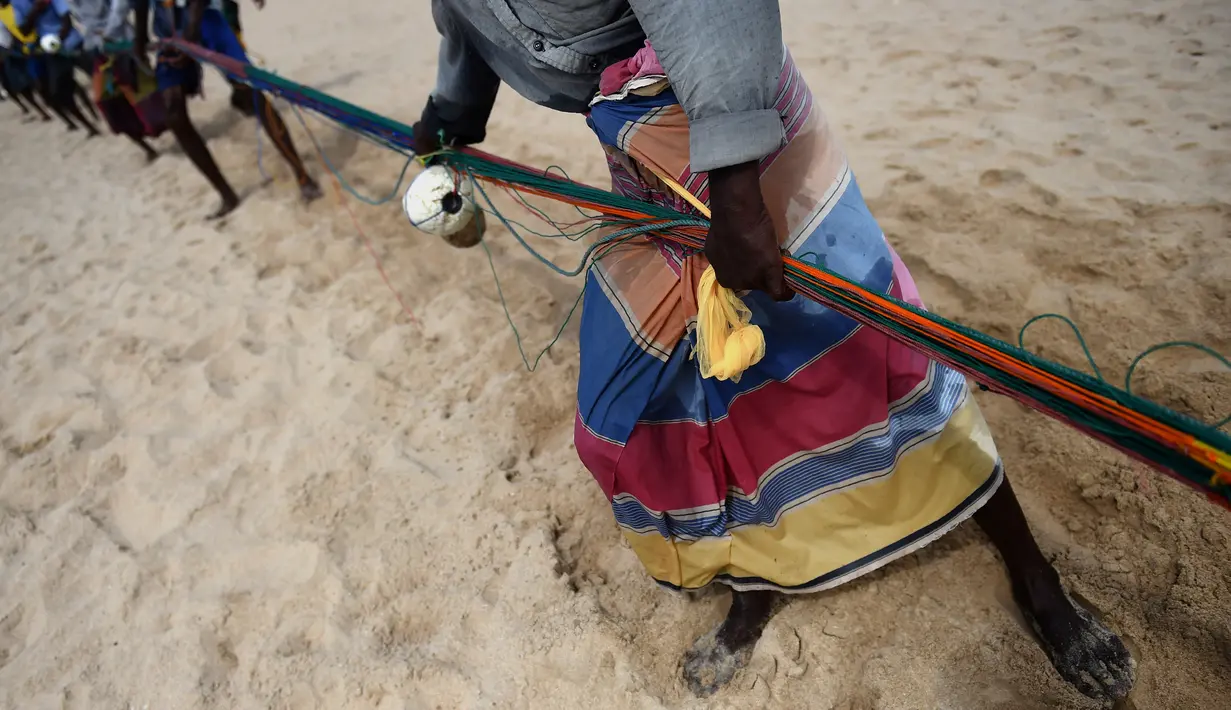 Para nelayan Sri Lanka menarik jaring ikan di pantai di Trincomalee (5/5). Trincomalee juga menjadi salah satu kota yang diterjang tsunami tahun 2004. (AFP Photo/Ishara S Kodikara)