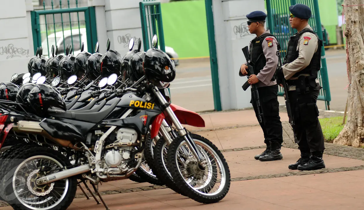 Petugas Bromib Polri berjaga di pintu masuk kawasan Stadion Gelora Bung Karno, Jakarta, Senin (7/3/2016). Saat berlangsungnya KTT Luar Biasa OKI, tidak sembarang orang bisa melintas di sekitar JCC dan kawasan GBK. (Liputan6.com/Helmi Fithriansyah)