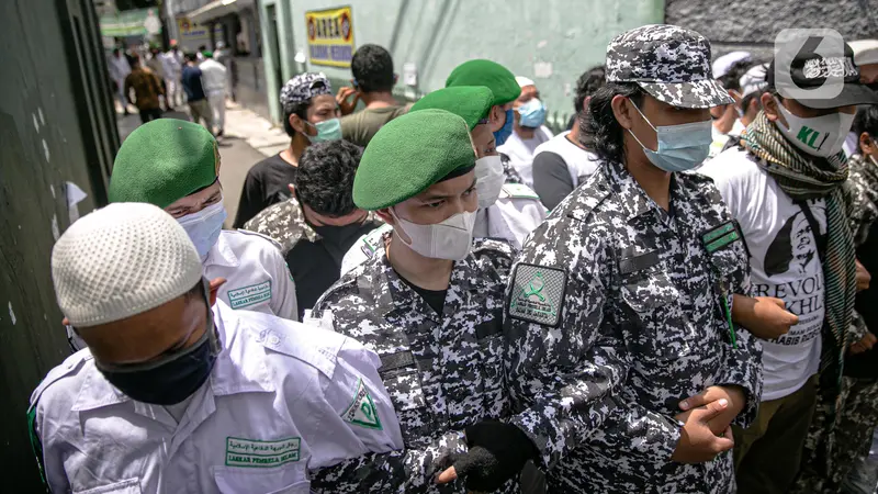 FOTO: Polisi Kembali Layangkan Surat Pemanggilan Rizieq Shihab di Petamburan