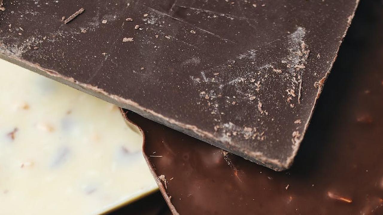 Jika ingin menikmati cokelat, pilih dark chocolate yang mengandung magnesium untuk meningkatkan performa fisik setelah olahraga.