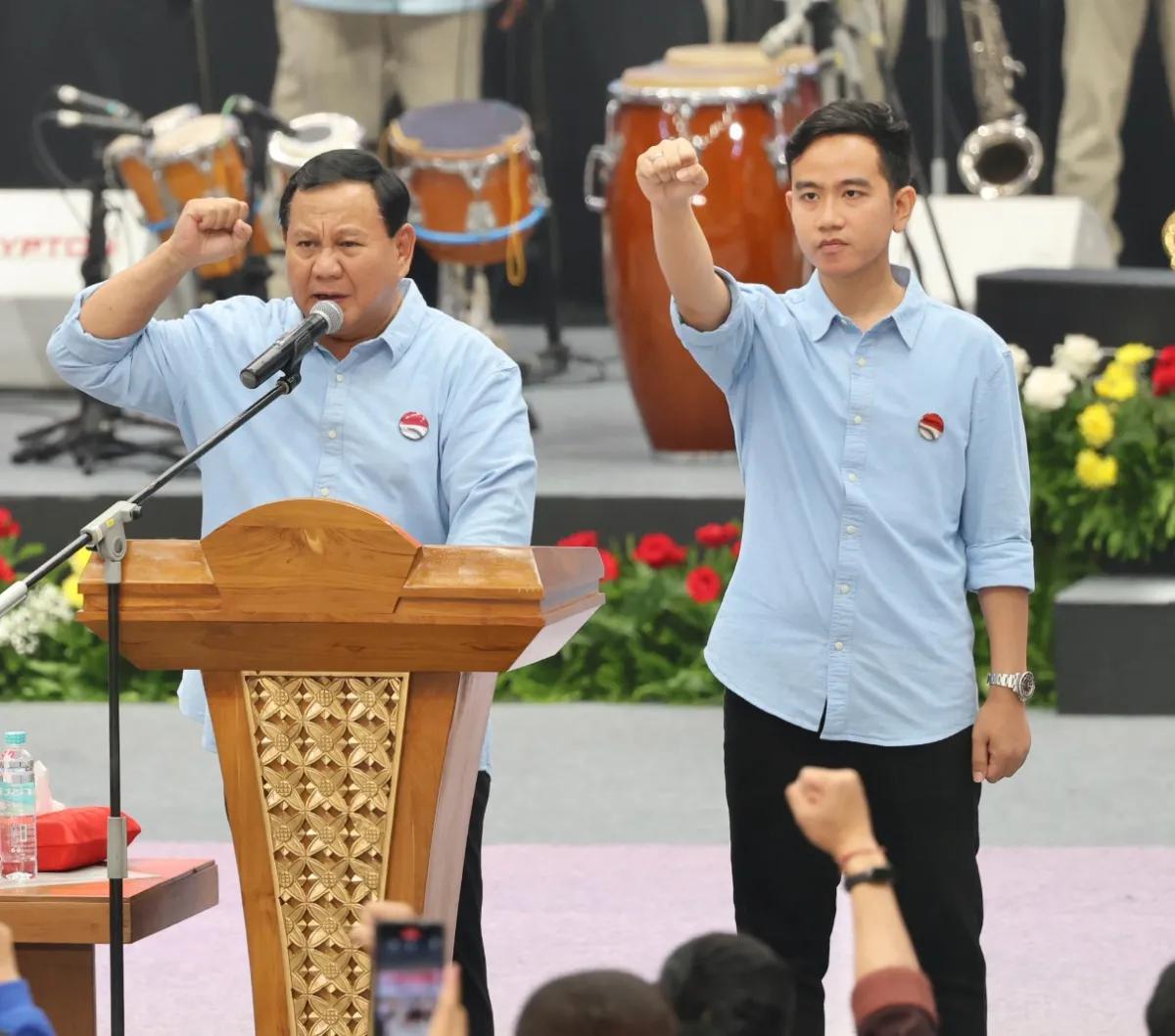 Gibran menolak berkomentar ditanya Presiden Jokowi dan keluarga meninggalkan PDIP dengan menjadi Cawapres Prabowo.&nbsp;
