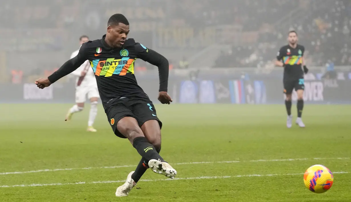 Gol tunggal kemenangan Inter Milan baru tercipta pada menit ke-30. Denzel Dumfries sukses melesatkan bola ke gawang Tornino usai mendapatkan umpan silang dari Edin Dzeko yang melakukan aksi individunya di dalam kotak penalti. (AP/Luca Bruno)