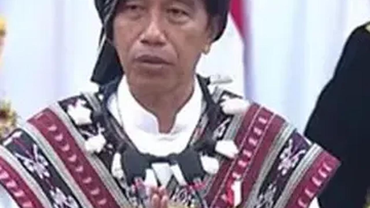 Tahun ini, Presiden Jokowi mengenakan baju adat Maluku, Tanimbar. Lengkap dengan ikat kepala berwarna hitam.