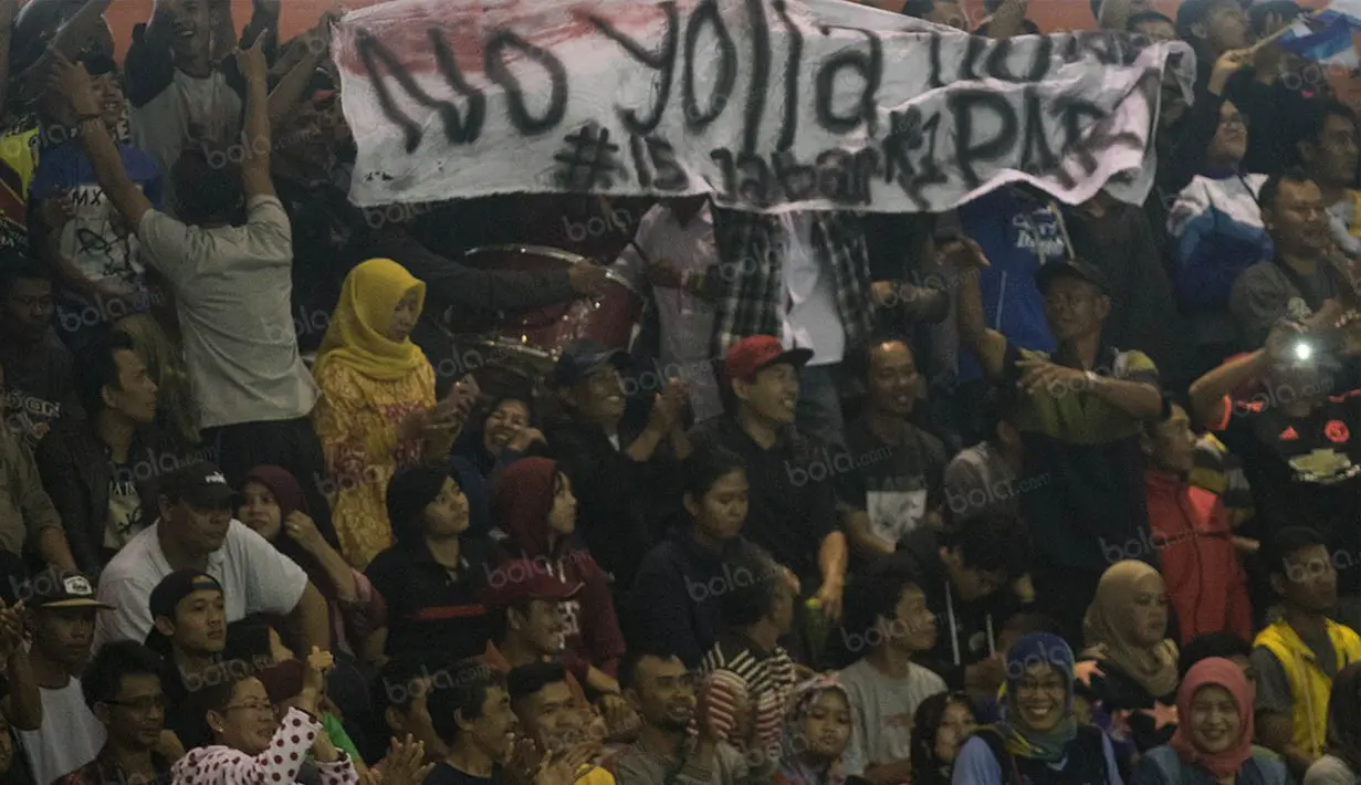 Para Jawa Barat memberikan dukungan kepada Yolla Yuliana dkk pada laga final voli putri melawan Jawa Timur. Jabar memastikan gelar setelah menang 25-21 pada set ketiga. (Bola.com/Vitalis Yogi Trisna)