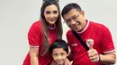 Sedangkan Anang dan Ashanty kompak mengenakan jersey Timnas Indonesia berwarna merah. [Foto: Instagram/ashanty_ash]
