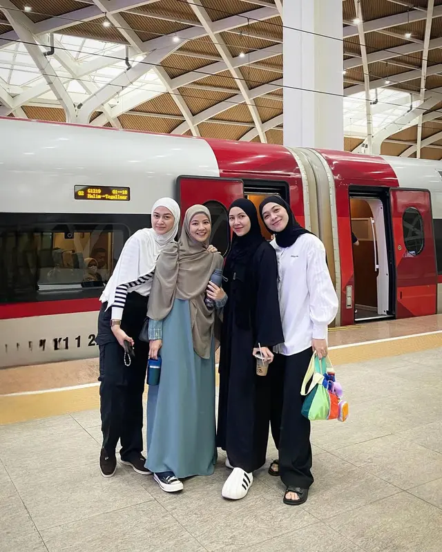 10 Potret kompak geng Rahayu saat ngumpul bareng, momen liburannya curi perhatian