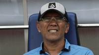 Pelatih PSIS Semarang, Bambang Nurdiansyah, memperhatikan pemainnya saat menghadapi Bhayangkara FC pada laga Shopee Liga 1 di Stadion Patriot Chandrabhaga, Bekasi, Selasa (20/8). PSIS menahan imbang 0-0 Bhayangkara. (Bola.com/Yoppy Renato)