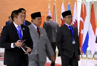 Presiden Prabowo Subianto bersama Sekretaris Kabinet (Seskab) Letkol Teddy Indra Wijaya dan Menteri Luar Negeri Sugiono (Istimewa)