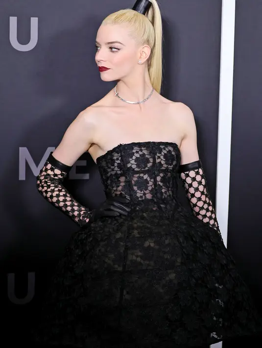 Anya Taylor-Joy berpose saat menghadiri pemutaran film "The Menu" di AMC Lincoln Square Theatre di New York City pada 14 November 2022. Untuk glam, aktris ini menarik perhatian pada cemberutnya dengan lipstik merah gelap, dan mengenakan bulu mata yang dramatis untuk malam itu. (Theo Wargo/Getty Images/AFP)