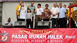 Yenny Wahid saat memberikan sambutan pada acara kick off pasar murah di Kawasan SCBD, Jakarta (14/1). Acara yang digelar Artha Graha Peduli (AGP) bertujuan untuk membantu masyarakat kurang mampu. (Liputan6.com/Fery Pradolo)