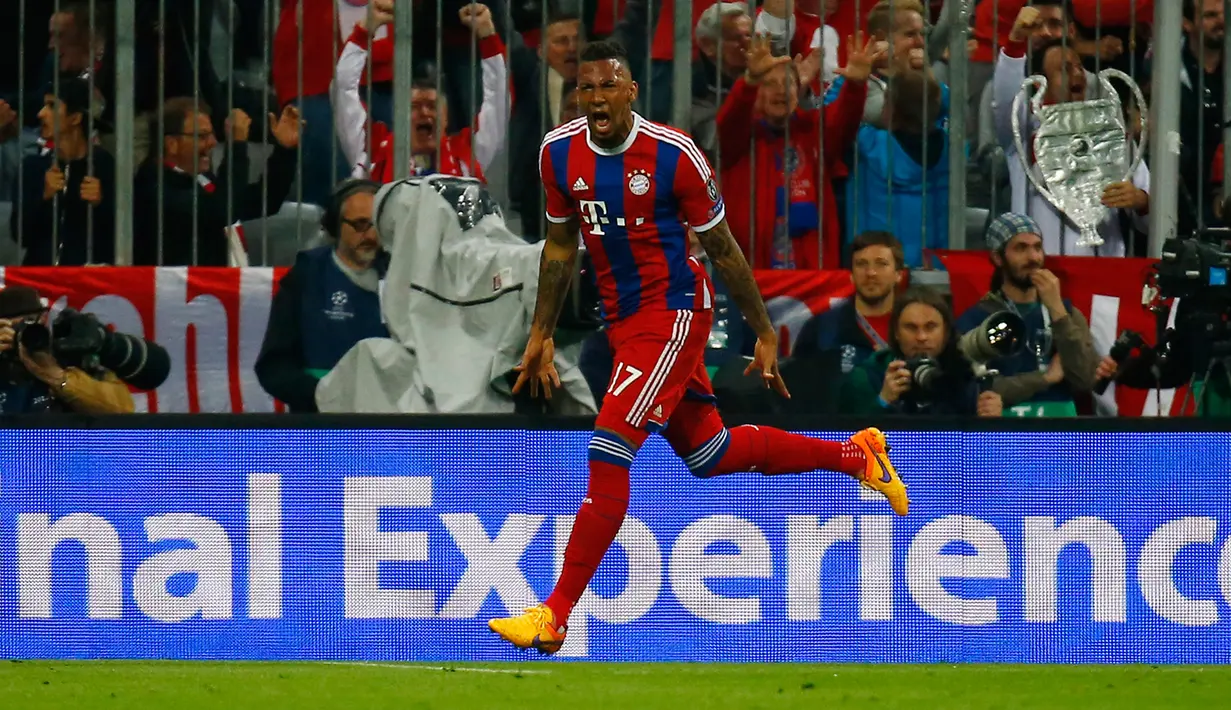 Bek Bayern Muenchen,  Jerome Boateng merayakan selebrasi usai mencetak gol ke gawang Porto di leg kedua perempat final Liga Champions di Allianz Arena, German, Rabu (22/4/2015). Bayern Muenchen menang 6-1 atas Porto. (Reuters/Kai Pfaffenbach)