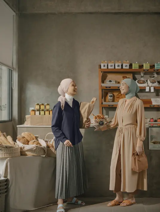 Ayudia memadukan rok pliskJurnal Inspirasi Padu Padan Busana Modest ala Ayudia C.et dengan long sleeve shirt dan inner putih. Hijab berwarna nude selaras dengan navy tone dari keseluruhan outfit.