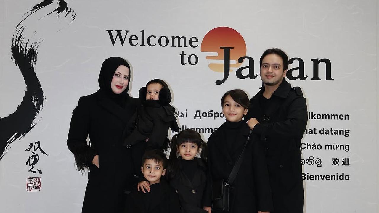Gaya OOTD Tasyi Athasyia di Tokyo Kembaran dengan Suami dan Anaknya