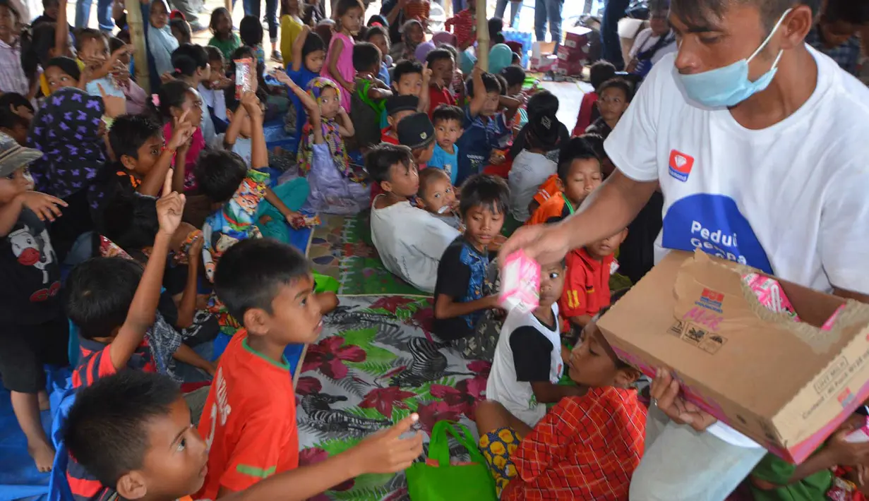 Karyawan bersama para pengungsi gempa Lombok saat kegiatan CSR Diamond Group Peduli di Dusun Trengan Timur, Sabtu (8/9). Diamond Group melakukan kegiatan sosial sebagai wujud tanggung jawab sosial perusahaan untuk korban gempa Lombok (Liputan6.com/HO/Eko)
