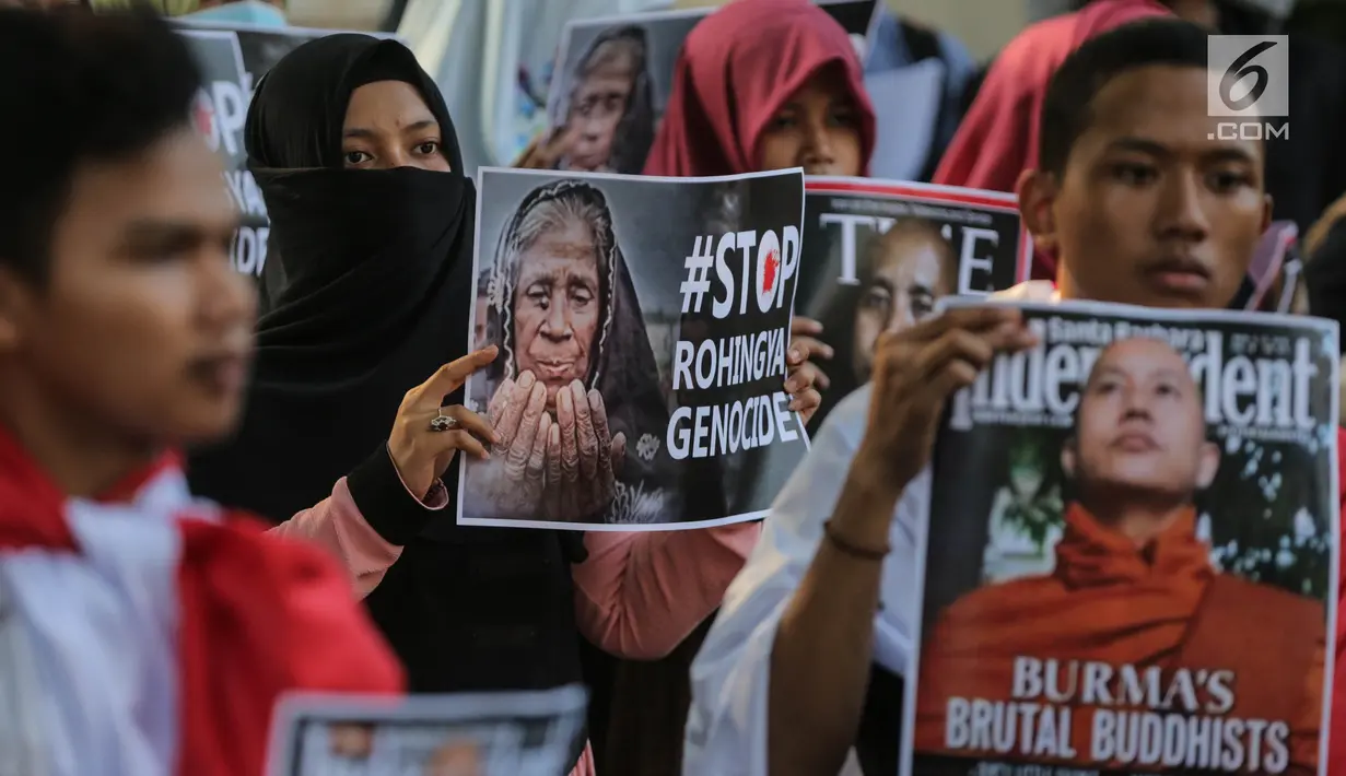 Sejumlah massa aksi yang tergabung dalam Human Rights alliance Indonesia menggelar aksi didepan Kedutaan Besar Myanmar, Jakarta, Jumat (15/9). Mereka meminta pemerintah Myanmar untuk menghentikan pembantaian etnis Rohingnya. (Liputan6.com/Fiazal Fanani)