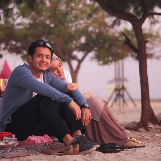 Kerja Sambil Liburan, Ini 6 Potret Manis Dimas Seto dan Dhini Aminarti di Pulau Seribu