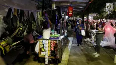 Seorang warga berjalan di trotoar yang dijadikan tempat berjualan pedagang kaki lima (PKL) di Kawasan Bendungan Hilir, Jakarta Pusat, Selasa (30/1). Para PKL ini menggelar dagangannya di bahu jalur pendestrian. (Liputan6.com/JohanTallo)