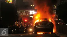 Sebuah mobil sedan Toyota Vios bernopol B 8006 XO terbakar di Jembatan layang Slipi, Jakarta, Rabu (17/5). Tidak ada korban jiwa dalam kejadian itu, namun kejadian itu mengakibatkan kemacetan panjang. (Liputan6.com/Gempur M Surya)