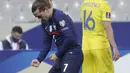 Penyerang Prancis, Antoine Griezmann berselebrasi usai mencetak gol ke gawang Ukraina pada pertandingan kualifikasi Piala Dunia D di stadion Start de France, di Saint Denis, utara Paris, Kamis (25/3/2021). Prancis bermain imbang atas Ukraina 1-1. (AP Photo/Thibault Camus)