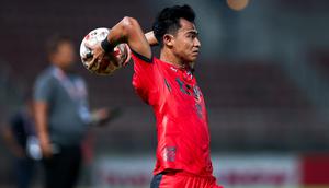 Lemparan ke dalam Pratama Arhan. (Bola.com/Dok.True Bangkok United).