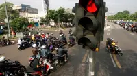 Berhenti di lampu merah, biasanya bakal ada orang-orang yang nyamperin kamu. Siapa sajakah mereka? (Via: bacaini.com)