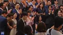 Sementara itu, eks personel TVXQ yaitu Kim Jaejoong hadir sebagai tamu undangan. Dia berhasil mendapat lemparan bunga dari pengantin. Momen ini dia bagikan lewat akun Instagramnya. (Foto: Instagram/ jj_1986_jj)