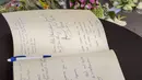 Sebuah buku ucapan belasungkawa untuk korban jatuhnya pesawat Malaysia Airlines MH17 terlihat di letakkan di sebuah meja di di Bandara Schiphol, Belanda, Jumat (18/7/14). (REUTERS/Michael Kooren) 