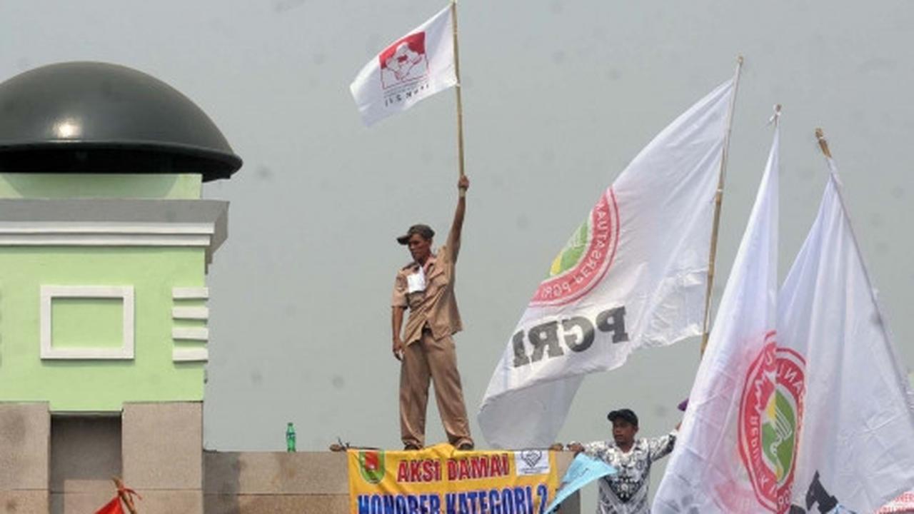Tuntut jadi PNS, ribuan guru honorer banjiri Gedung DPR