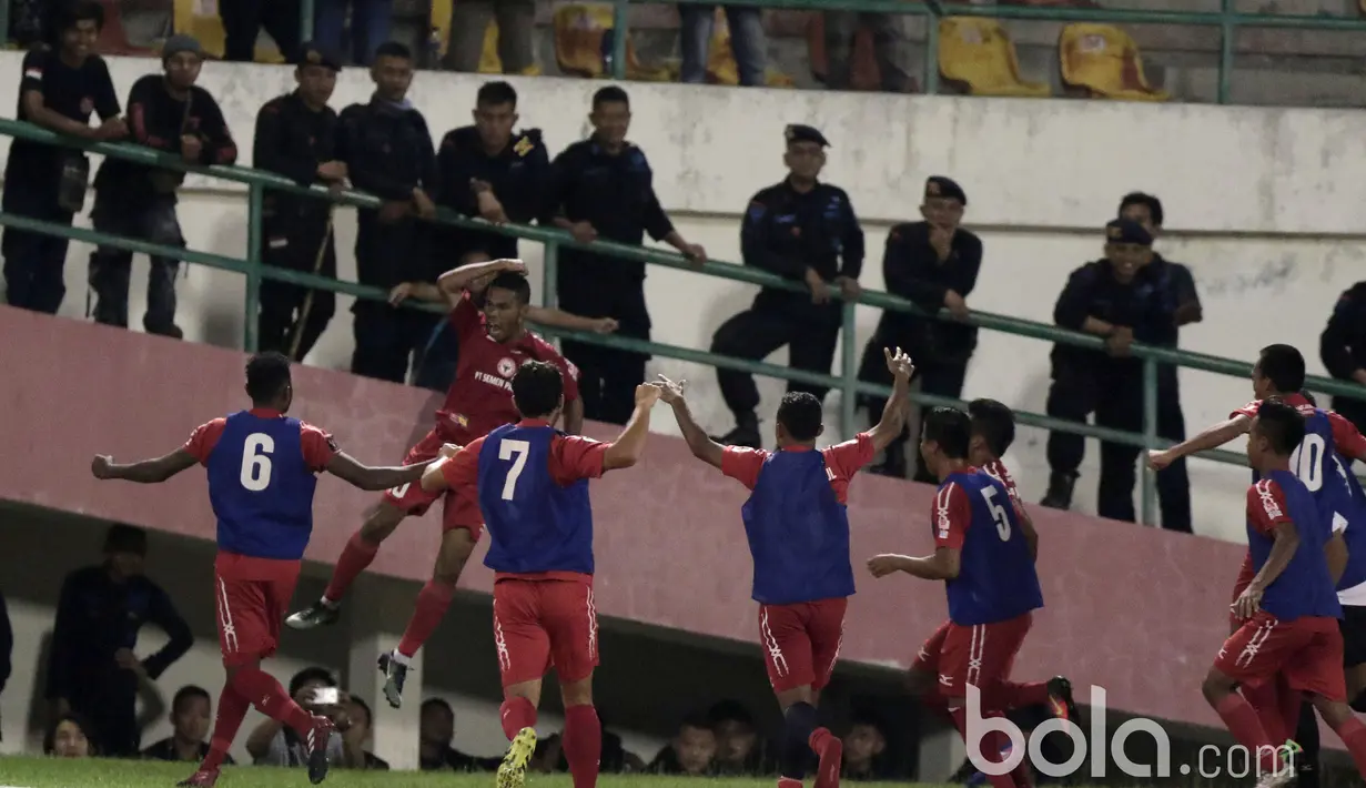Para pemain Semen Padang merayakan gol Vendry Mofu saat melawan Bhayangkara FC bersama pada babak delapan besar Piala Presiden 2017 di Stadion Manahan, Solo. Jumat (26/2/2017). (Bola.com/Nicklas Hanoatubun)
