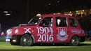 Sebuah taxi dengan penumpang mantan pemain West Ham Martin Peters mewarnai seremoni  'Farewell Boleyn' usai  laga melawan Machester United, (10/5/2016). (Action Images via Reuters/John Sibley)