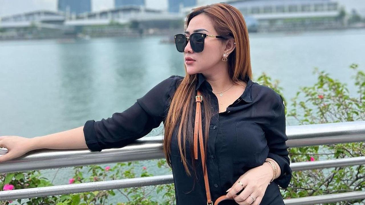 Berbeda dengan endorsement, dalam hal kolaborasi, seorang selebriti juga ikut serta dalam mendesain produk, mulai dari produk yang menjadi ide hingga menjadi bentuk nyata yang dapat digunakan.