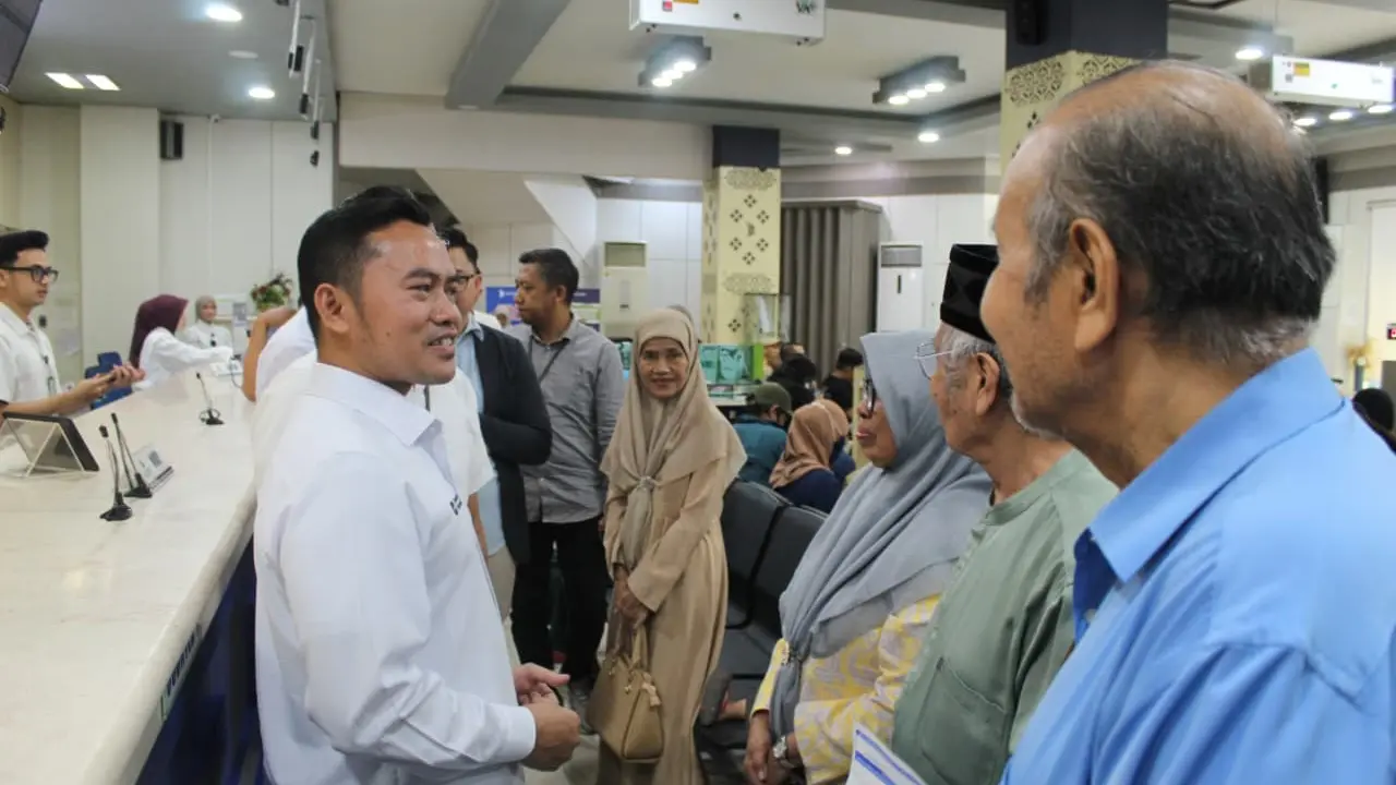 Komisaris Independen PT TASPEN (Persero), Ariawan, melakukan pemantauan langsung proses penyaluran Tunjangan Hari Raya (THR) bagi para pensiunan di kantor cabang Bank Mandiri TASPEN KC Makassar (Istimewa)